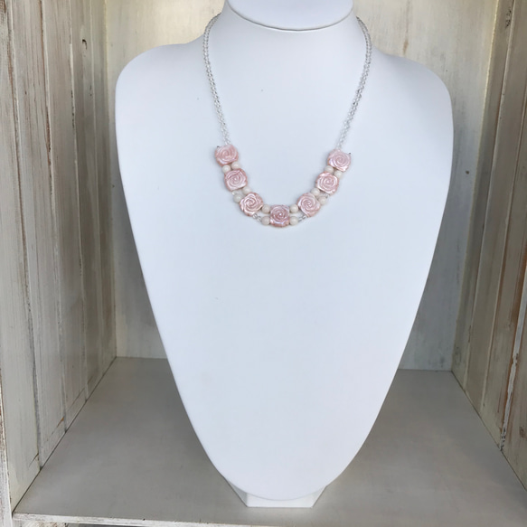 【一品物】ピンク蝶貝・水晶・ホワイトコーラルのオリジナルデザインネックレス 3枚目の画像