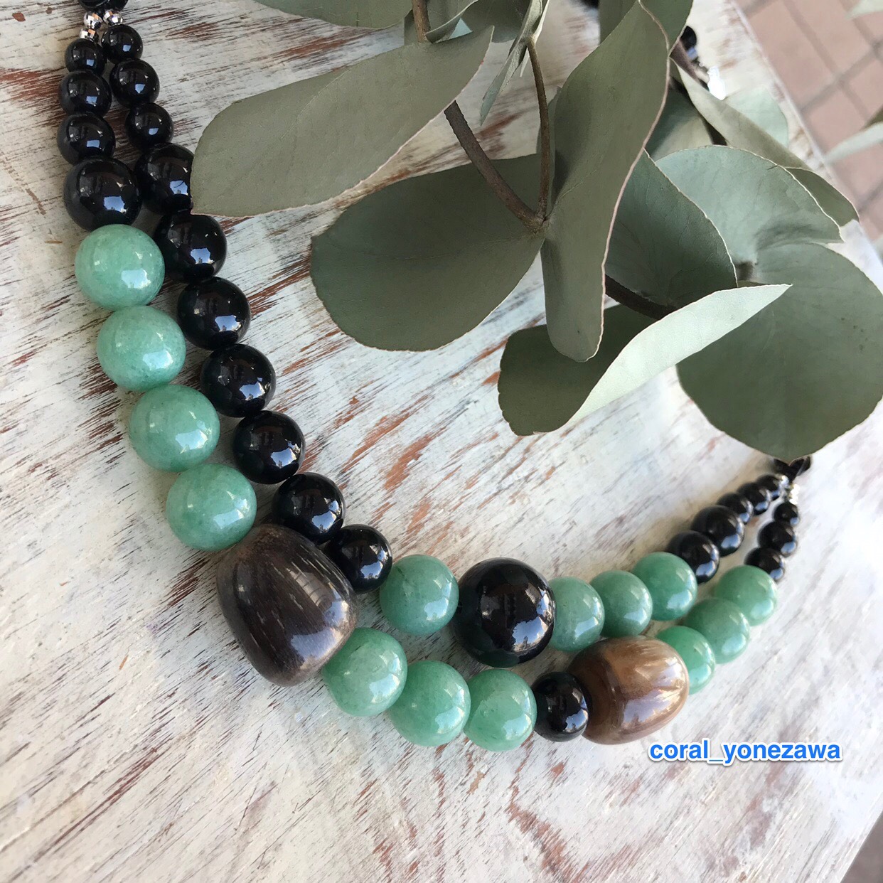 完全一品物・《akiko》作・若葉色のアベンチュリンの効いたブラックコーラルのモダンネックレス