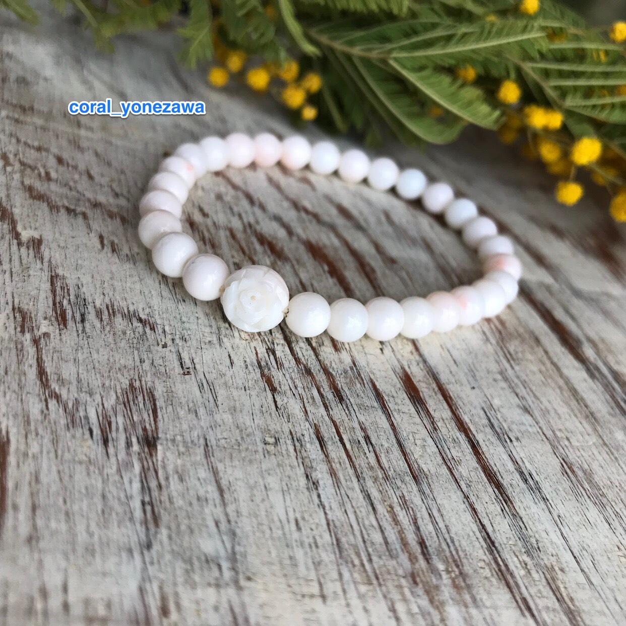 coral・ホワイトローズ・シリコンゴム仕上げのブレスレットバングル