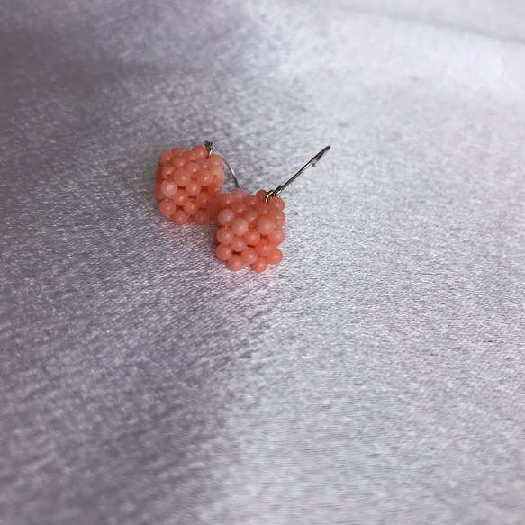 Creema桜カラー・宝石珊瑚・ダイス型ピアス 2枚目の画像