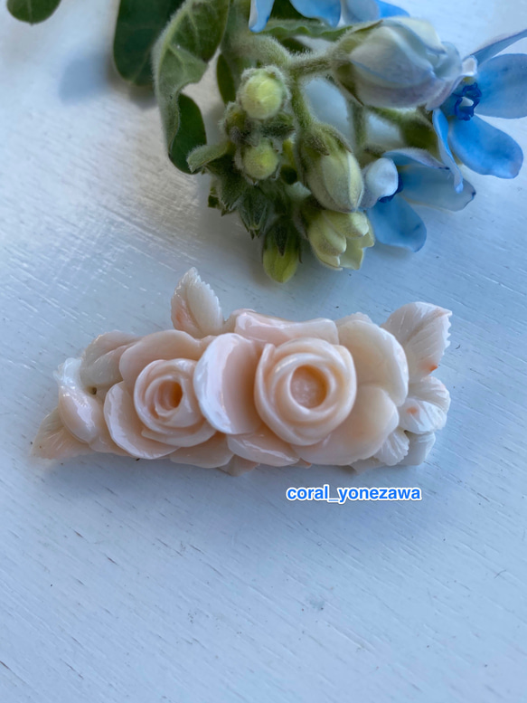 【お買い得品】⭐︎ツボミ・ローズの珊瑚彫刻ブローチ〜淡いピンク珊瑚~ 1枚目の画像