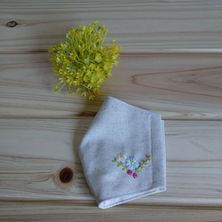 【セール】手刺繍布マスク　色とりどりのお花 3枚目の画像