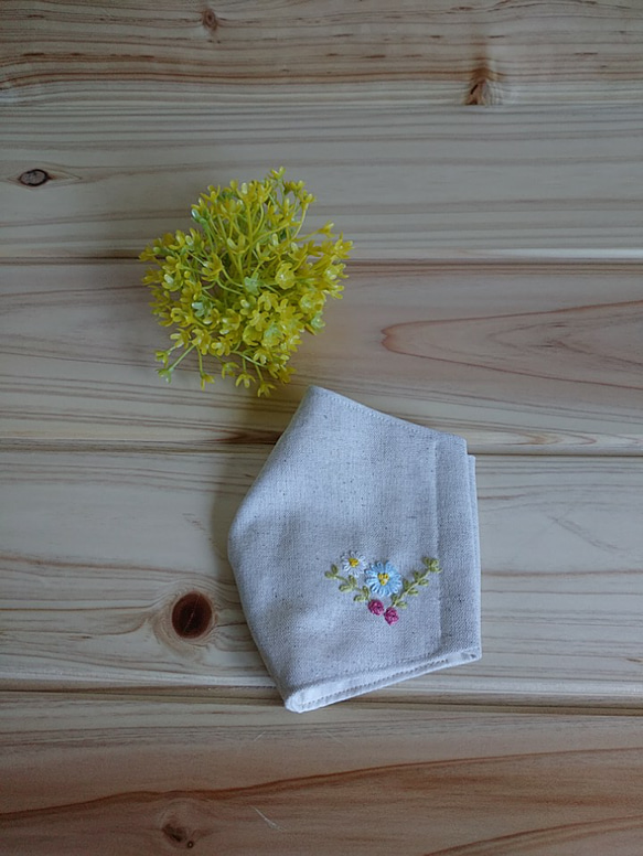 【セール】手刺繍布マスク　色とりどりのお花 3枚目の画像