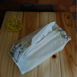 手刺繍ティッシュカバー　フレンチラベンダーとカモミール 1枚目の画像