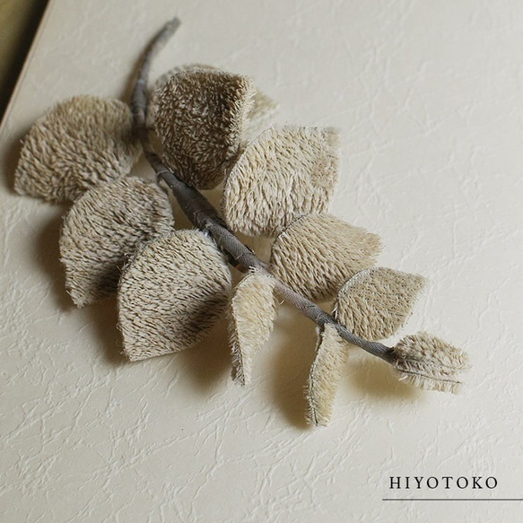 草木染め布花のブローチ「ユーカリ」 3枚目の画像