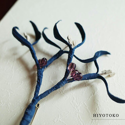 草木染めの布花のブローチ「ヤドリギ」 5枚目の画像