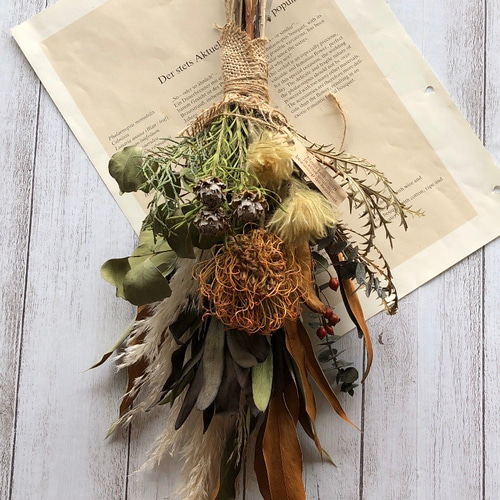 ピンクッションとグレビレアのスワッグ ドライフラワー buhimaru 通販