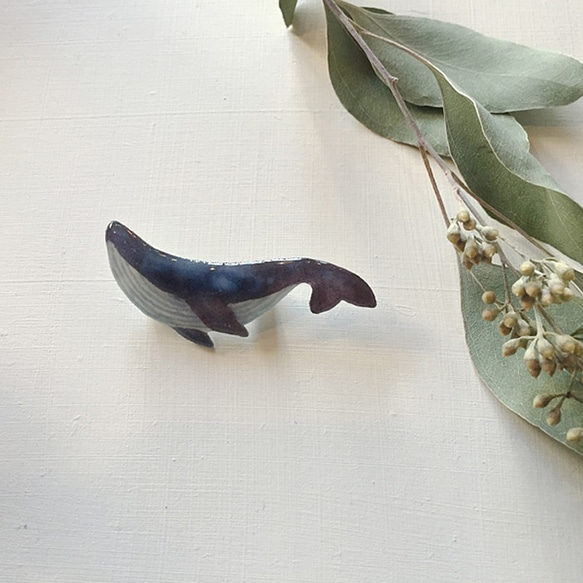 融化藍色的鯨魚塑料板胸針 第4張的照片