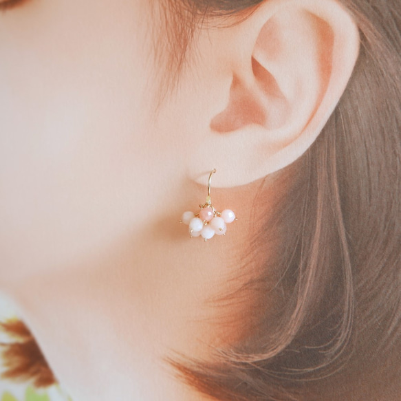 薄色小花　ピンクオパールの粒々ピアス 5枚目の画像
