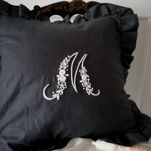 イニシャル刺繍フリルクッションカバー(ダークグレー×ホワイト