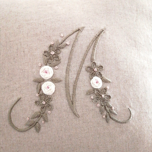 イニシャル刺繍フリルクッションカバー(ナチュラル)手刺繍