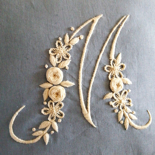イニシャル刺繍フリルクッションカバー(ブルー)手刺繍 フレンチ イニシャル刺繍フリルクッションカバー(ブルー)手刺繍 フレンチ