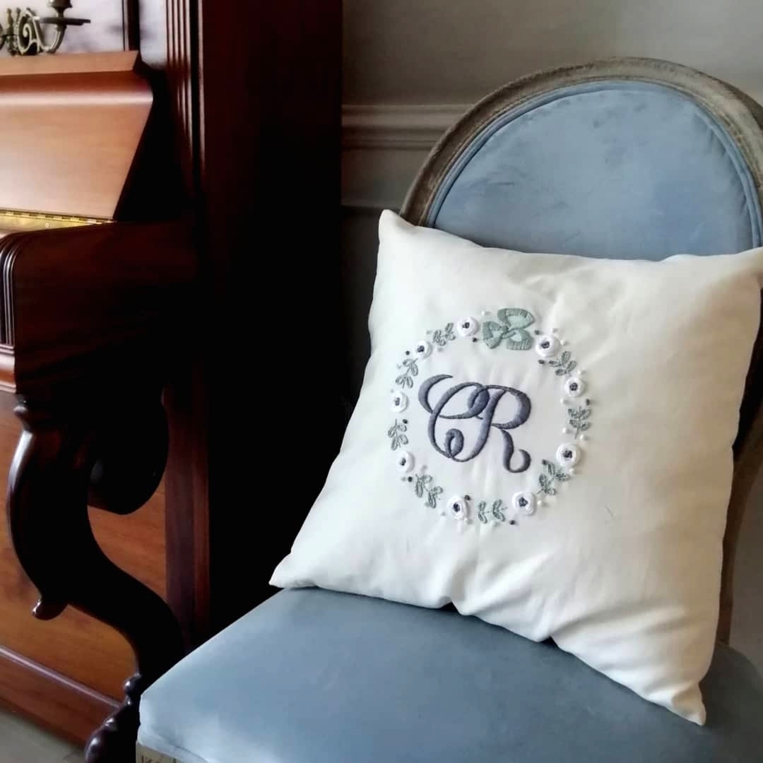 モノグラムとお花のリース刺繍クッションカバー(ホワイト)