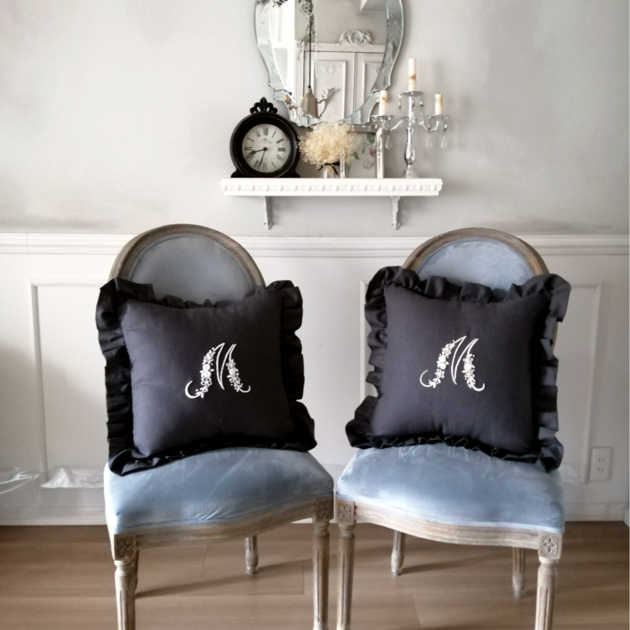 お花のイニシャル刺繍フリルクッションカバー(ダークグレー×エクリュ) 手刺繍 フレンチ シャビーシック