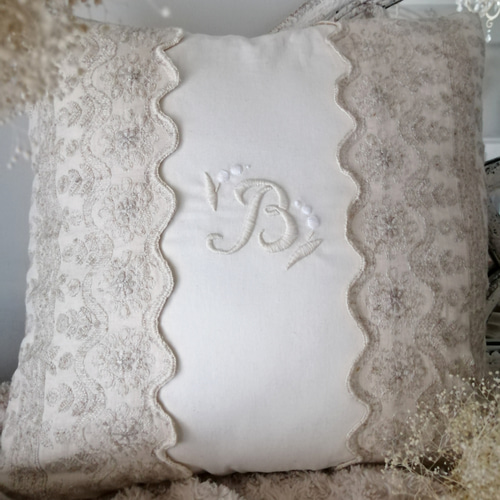 イニシャル刺繍とアンティークレース刺繍のクッションカバー