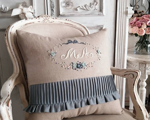 モノグラム刺繍クッションカバー(ブルーグレー×ローズ)手刺繍 フレンチ
