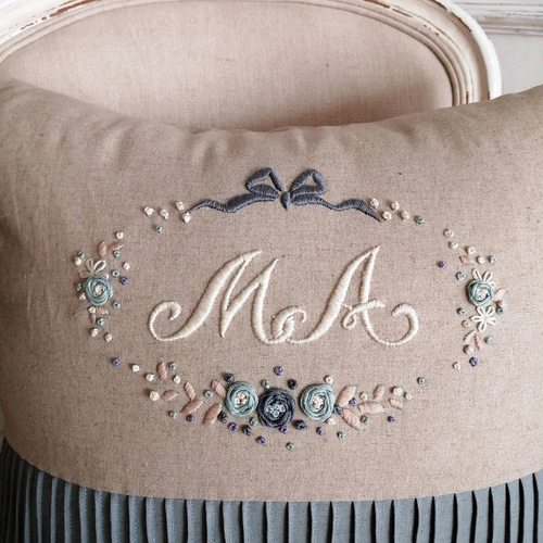 モノグラム刺繍クッションカバー(ブルーグレー×ローズ)手刺繍 フレンチ