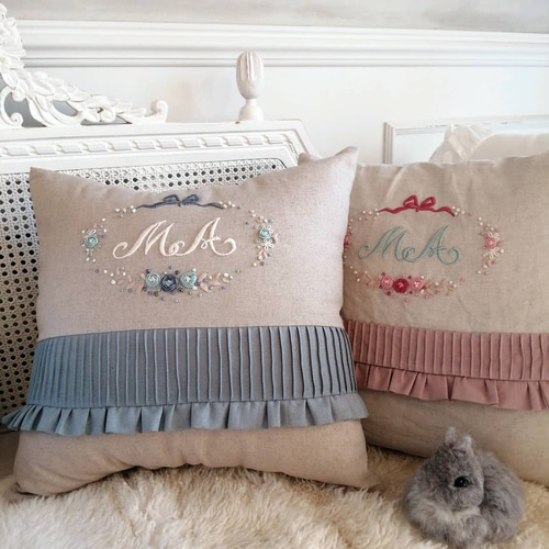 モノグラム刺繍クッションカバー(ブルーグレー×ローズ)手刺繍 フレンチ