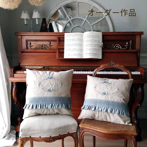 モノグラム刺繍クッションカバー(ブルーグレー×ローズ)手刺繍 フレンチ