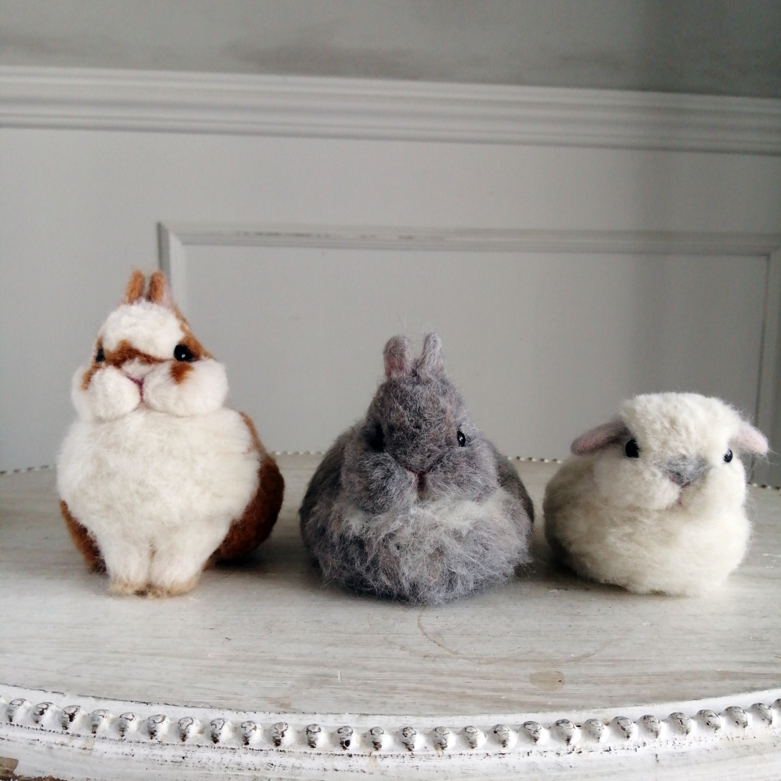 羊毛フェルトリアルうさぎ お座りホーランドロップ (ブロークンクリーム)