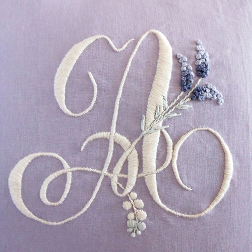 お花のイニシャル刺繍フリルクッションカバー(ラベンダー) 手 お花のイニシャル刺繍フリルクッションカバー(ラベンダー) 手