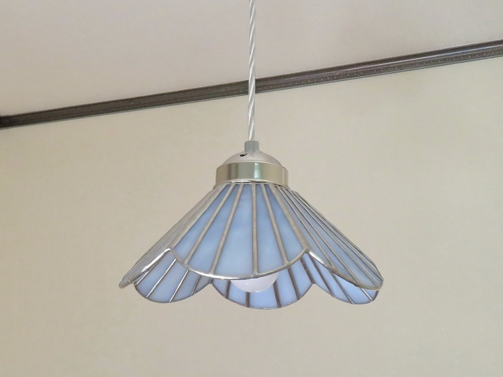 ブルーホワイトのお花（ステンドグラスペンダントライト）吊り下げガラス照明・M～Lサイズ（コード長さ選択可）