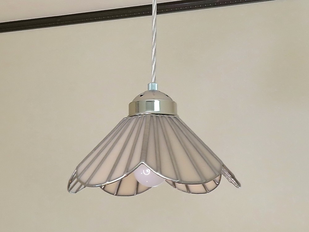 ペールピンクのお花（ステンドグラスペンダントライト）吊り下げガラス照明・M～Lサイズ（コード長さ選択可）