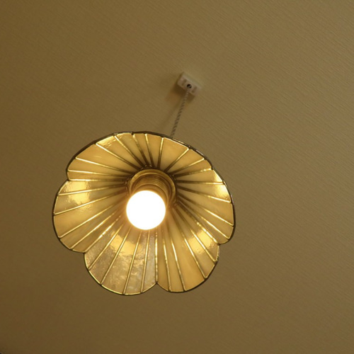 シャンパンピンクのお花（ステンドグラスペンダントライト）吊り