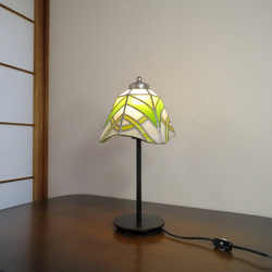 イエロー×グリーン のアシンメトリー・新緑グリーン（ステンドグラスランプ）テーブルランプ・ガラス照明 Lサイズ 3枚目の画像