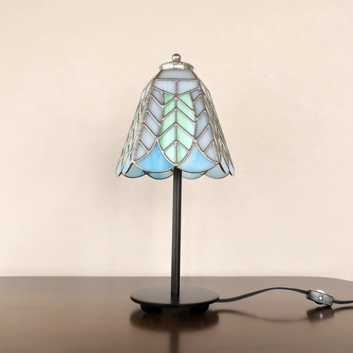 リーフ（葉っぱの模様A）淡いグリーン・ステンドグラスランプ