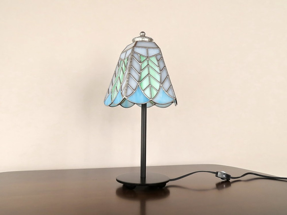 リーフ（葉っぱの模様A）淡いグリーン・ステンドグラスランプ