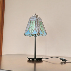 リーフ（葉っぱの模様A）淡いグリーン・ステンドグラスランプ（テーブルランプ）　ガラス照明 Lサイズ 3枚目の画像