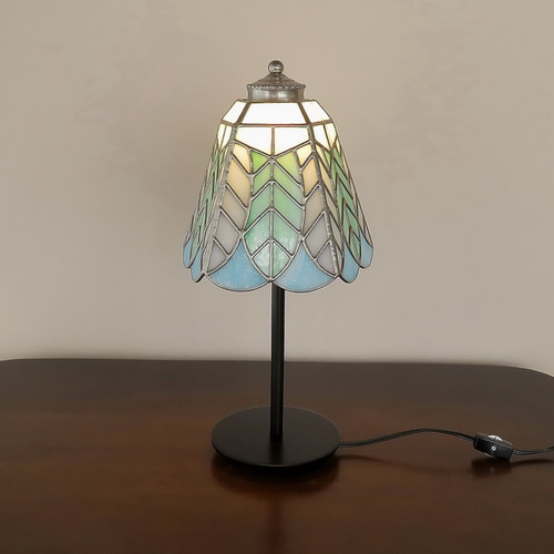 リーフ（葉っぱの模様A）淡いグリーン・ステンドグラスランプ