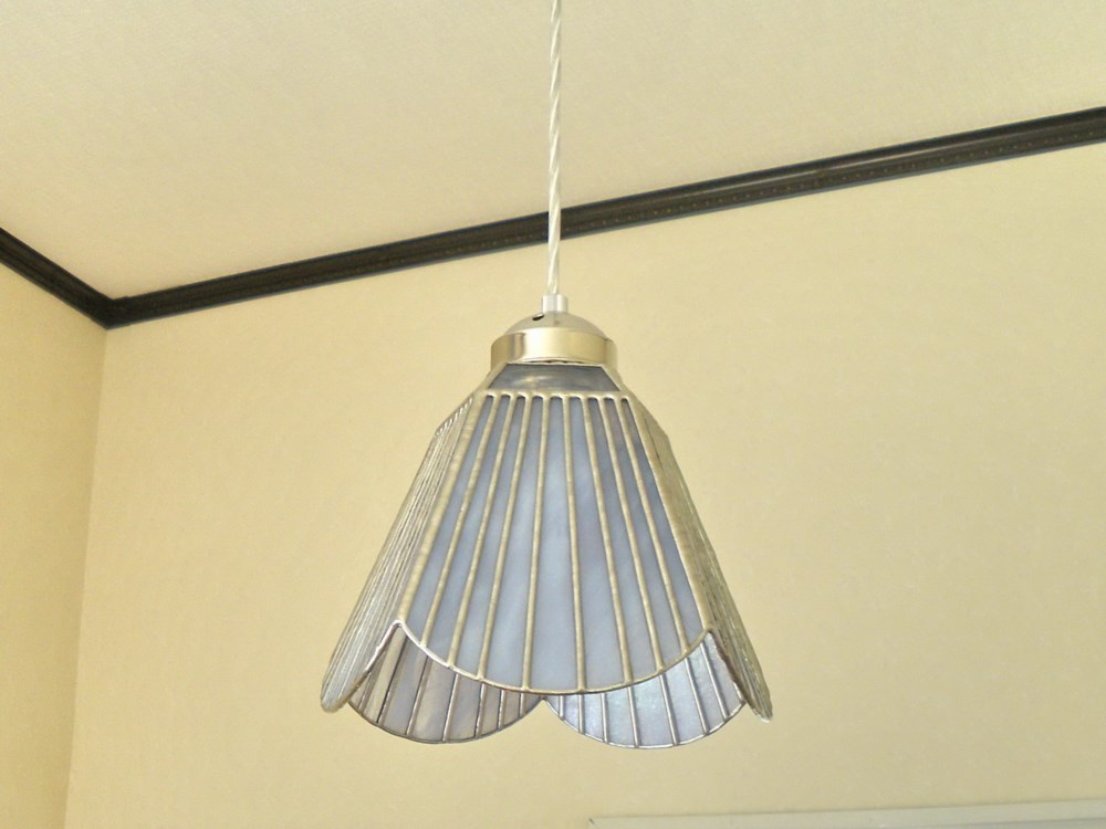 Lサイズ・ブルーホワイトのお花（ステンドグラスペンダントライト）吊り下げガラス照明 （コード長さ選択できます）