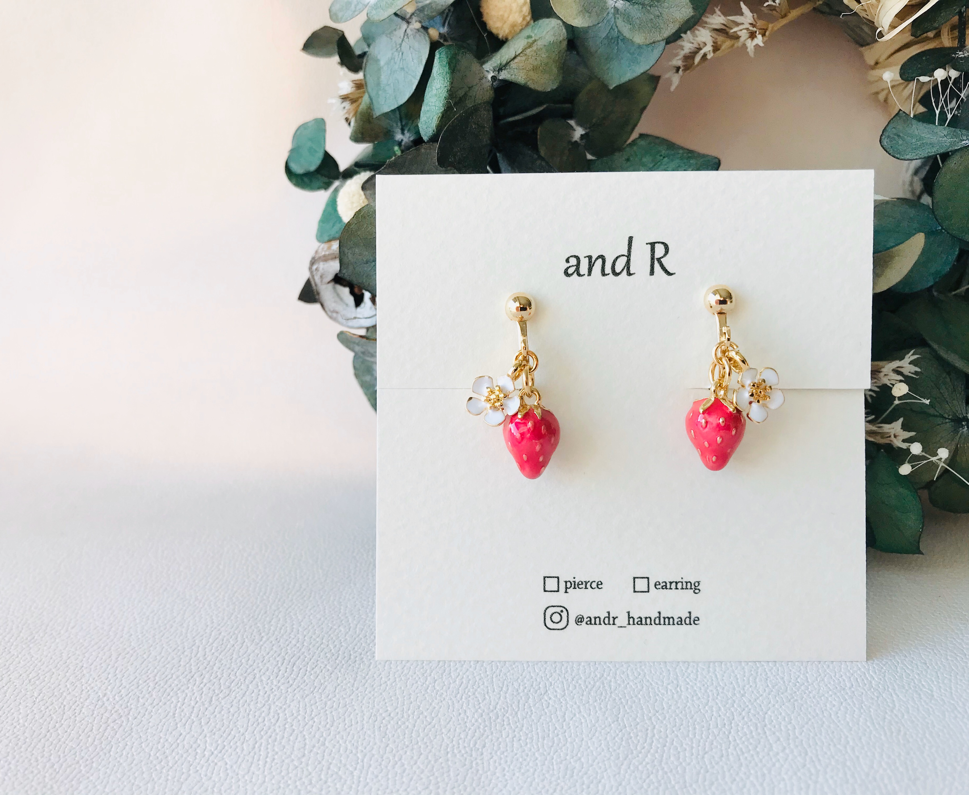 大人可愛い苺と白いお花のピアス/イヤリング ピアス（フック・チェーン 