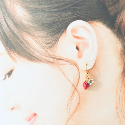 大人可愛い苺と白いお花のピアス/イヤリング ピアス（フック・チェーン 