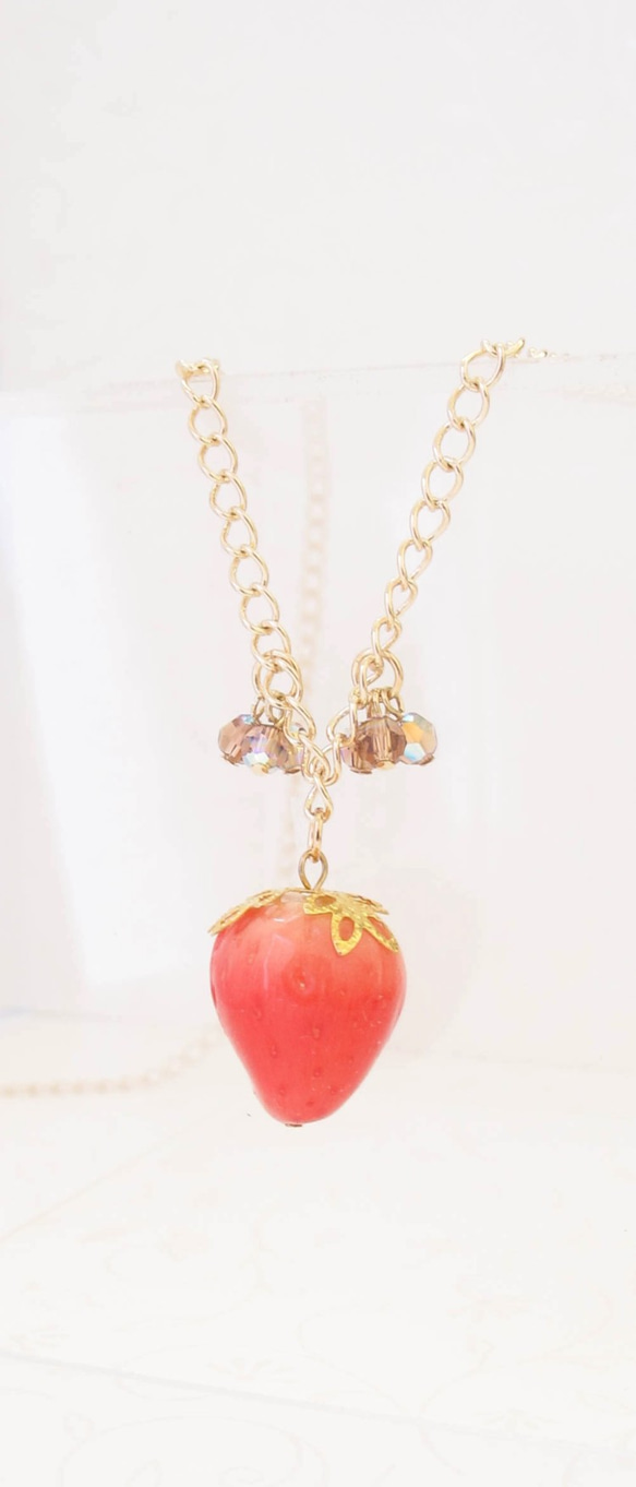 Handmade strawberry necklace/strawberry/イチゴ/ジュエリー/ \ネックレス 2枚目の画像