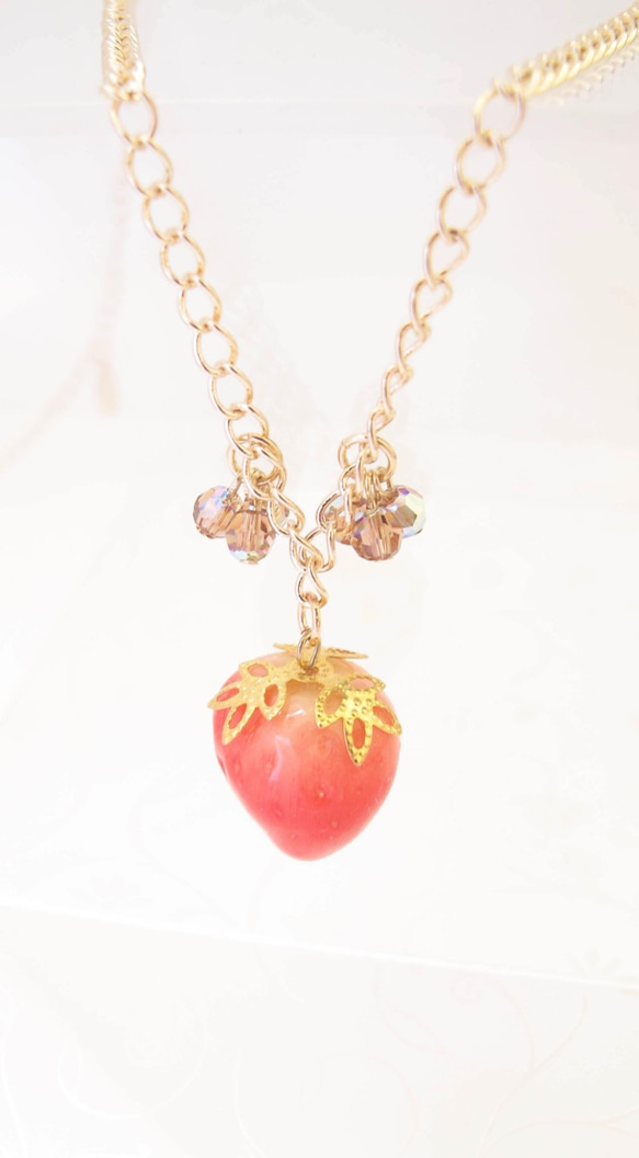 Handmade strawberry necklace/strawberry/イチゴ/ジュエリー/ \ネックレス 3枚目の画像