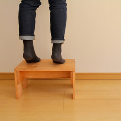 踏み台にもなる子供椅子 「柿渋染めの木製万能台」 4枚目の画像