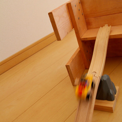 踏み台にもなる子供椅子 「柿渋染めの木製万能台」 6枚目の画像