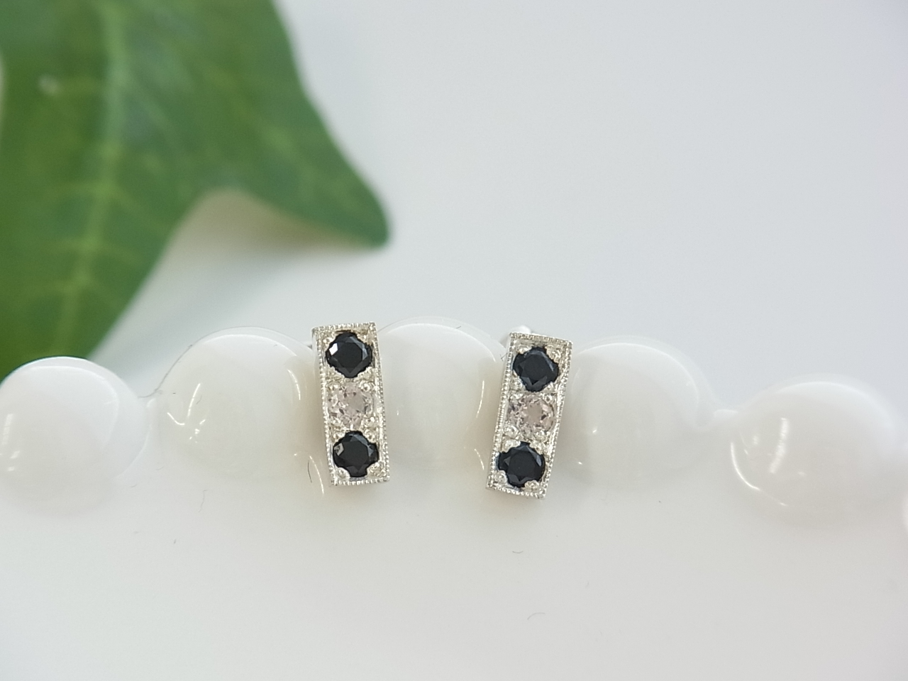 ブラックスピネル　ホワイトトパーズピアス～おでかけ　Dove va di bello?