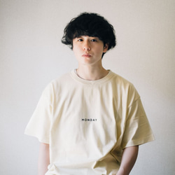 オーバービッグTシャツ「monday.」／クリーム 3枚目の画像