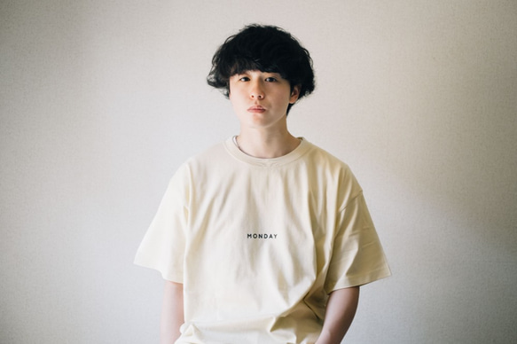 オーバービッグTシャツ「monday.」／クリーム 3枚目の画像