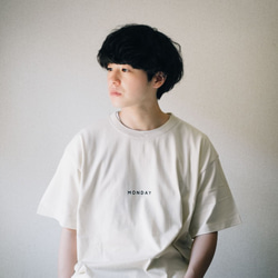 オーバービッグTシャツ「monday」／ホワイト 1枚目の画像