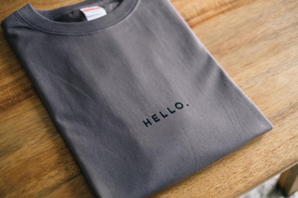 オーバービッグTシャツ「HELLO.」／チャコール 3枚目の画像