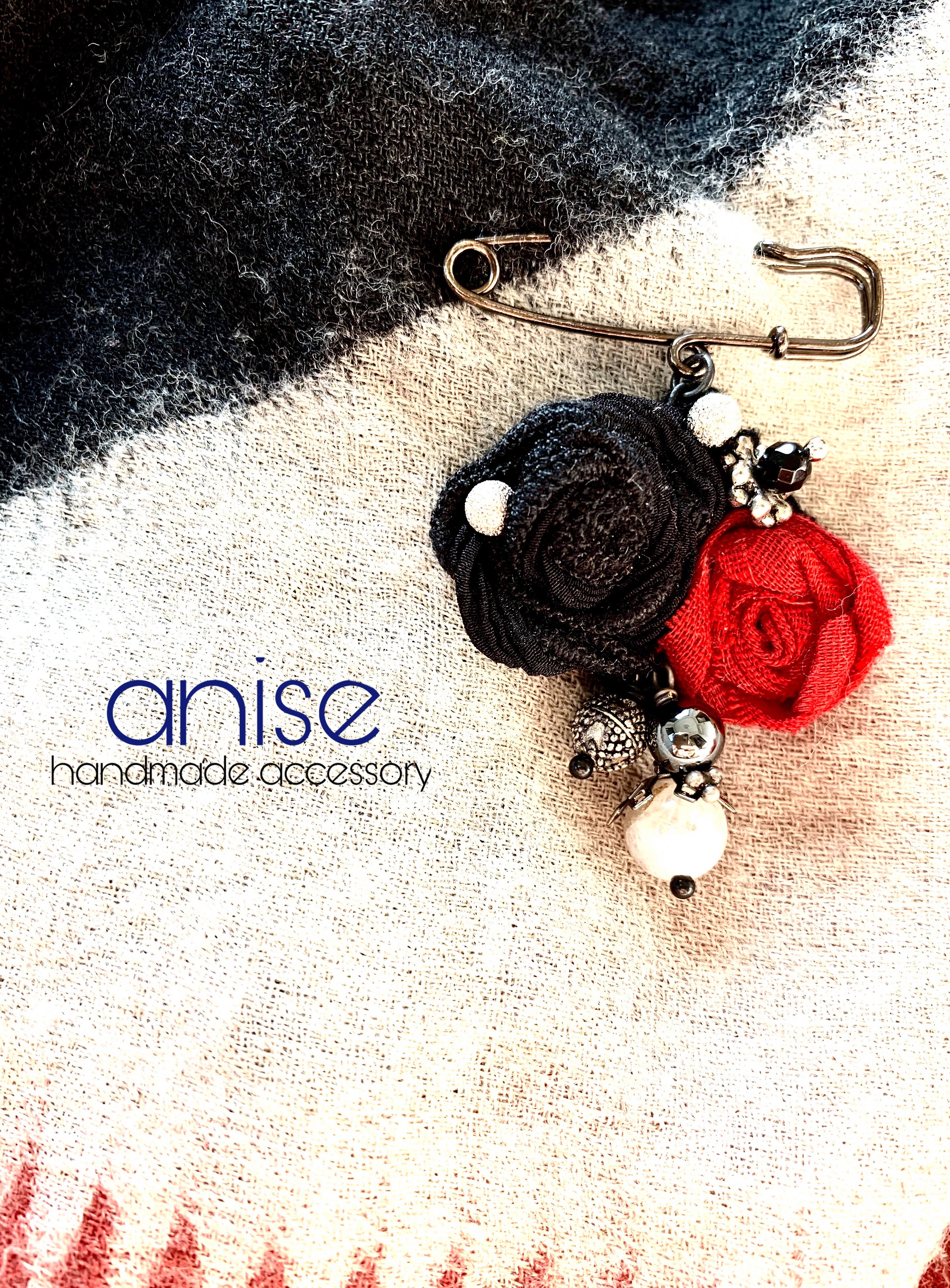 赤と黒のブローチ　no.9