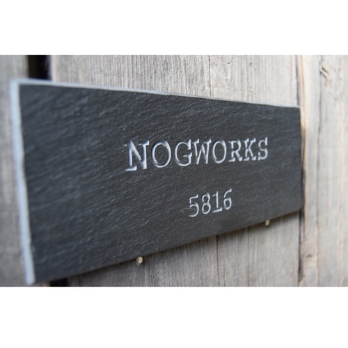 ブラックスレート表札【200㎜×80㎜】 表札・ネームプレート nog 通販