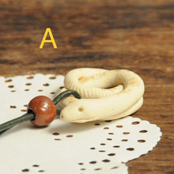 1個＊陶器の白蛇ロングネックレス 【A・B・C】 3枚目の画像