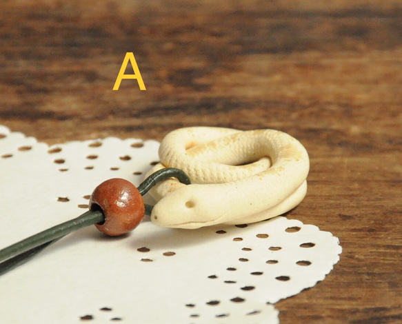 1個＊陶器の白蛇ロングネックレス 【A・B・C】 3枚目の画像