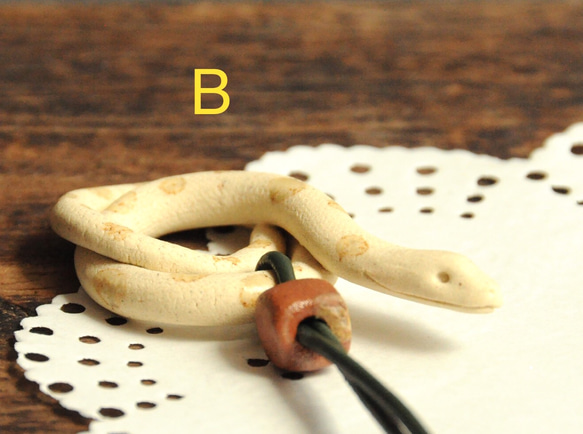 1個＊陶器の白蛇ロングネックレス 【A・B・C】 4枚目の画像